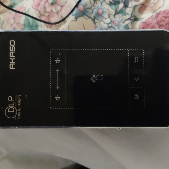 4k AKASO mini projector - Picture 1 of 6